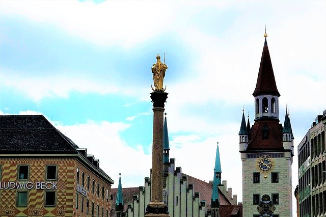 Sochy a pomníky to u nás nikdy neměly lehké